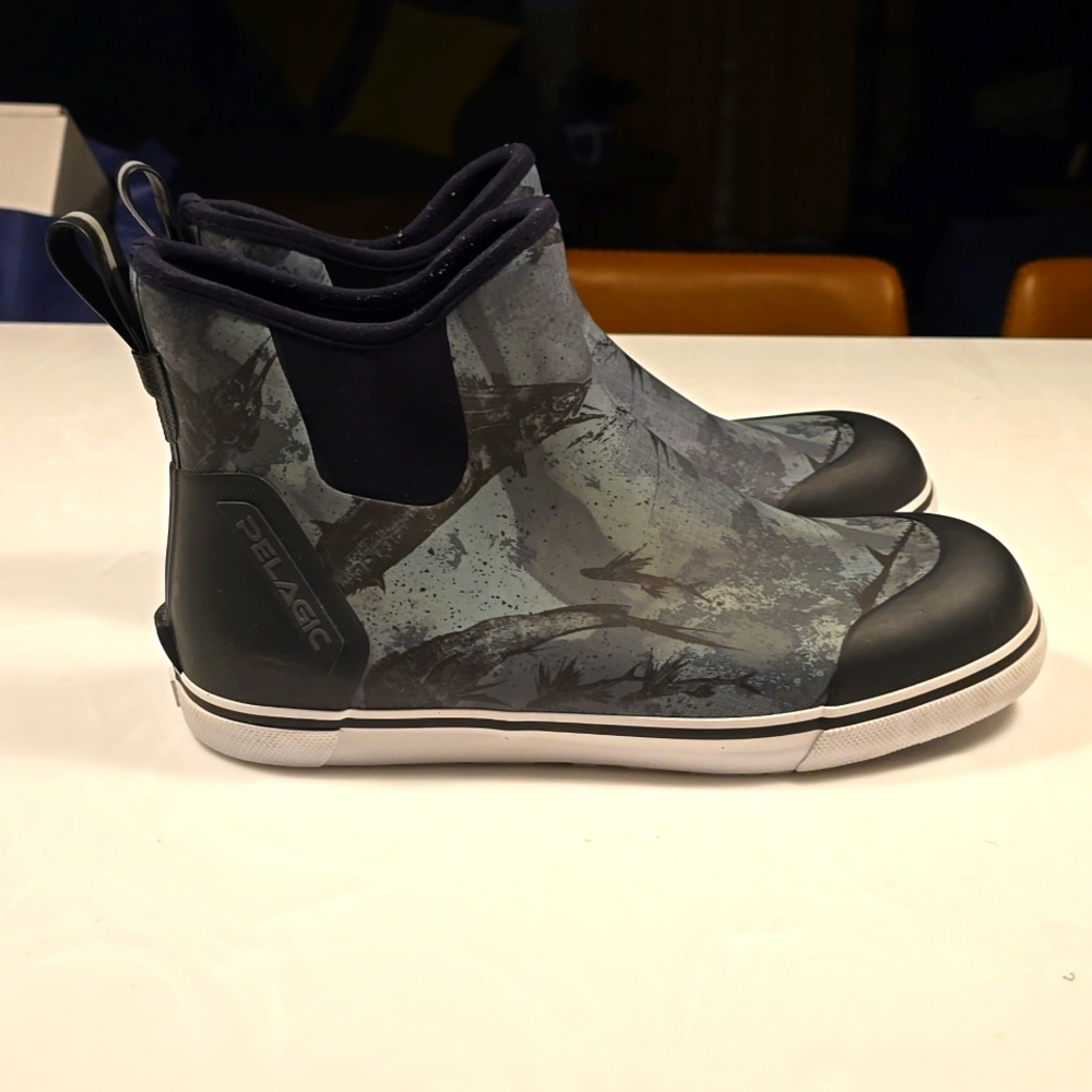 Pelagic ankle deck boots